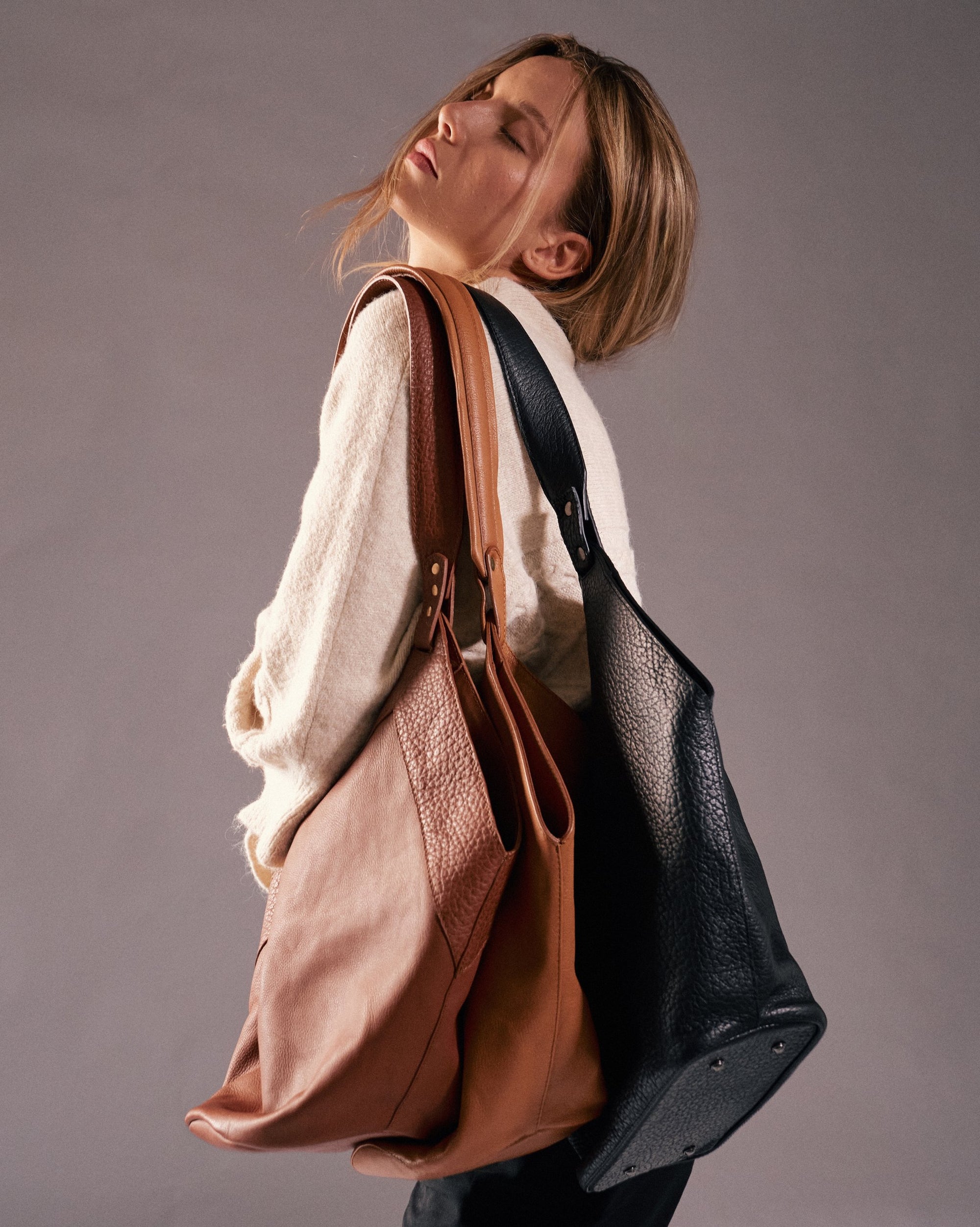 Schultertasche aus glattem Leder in Schwarz Thesa