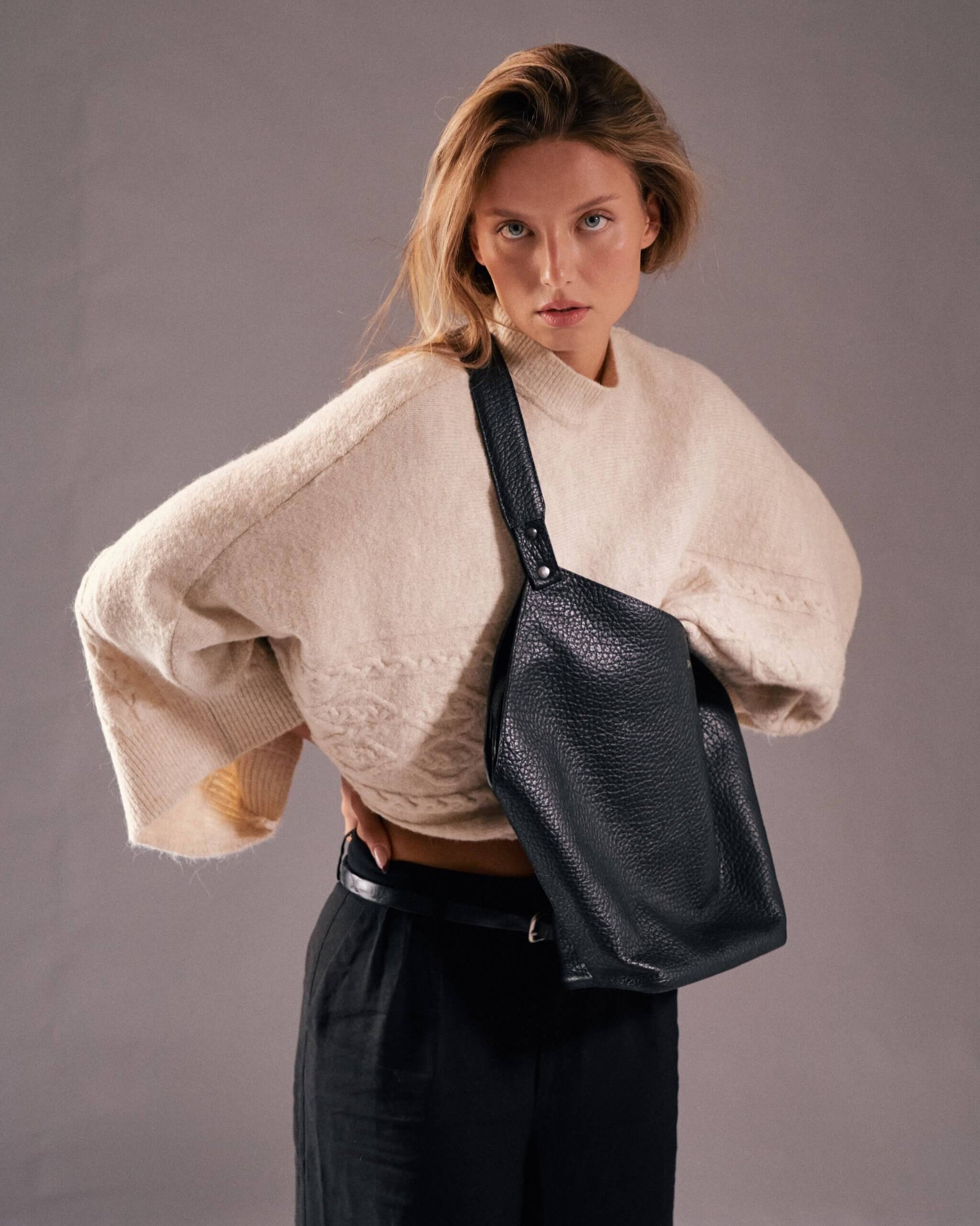 Leder Schultertasche Schwarz Thesa